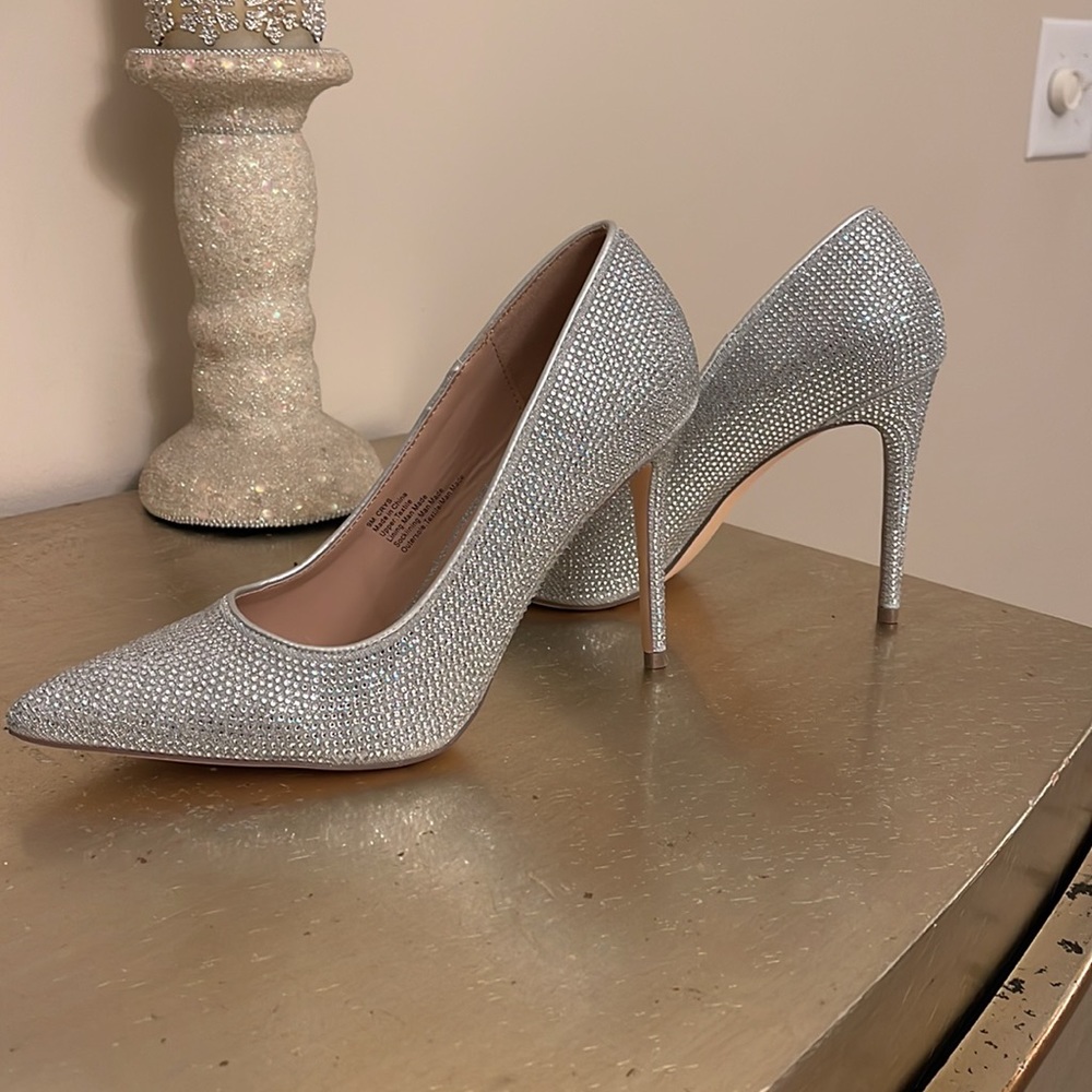 Women’s Diamond Bedazzled heels Brand NEW
Let them see you coming 💕